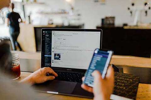 Specialista digital marketing al lavoro