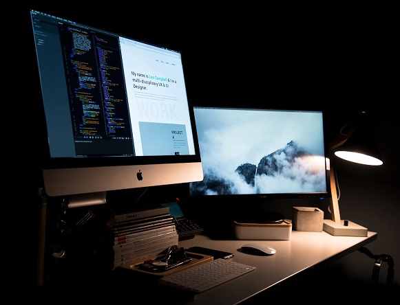 Programmatore al lavoro da casa