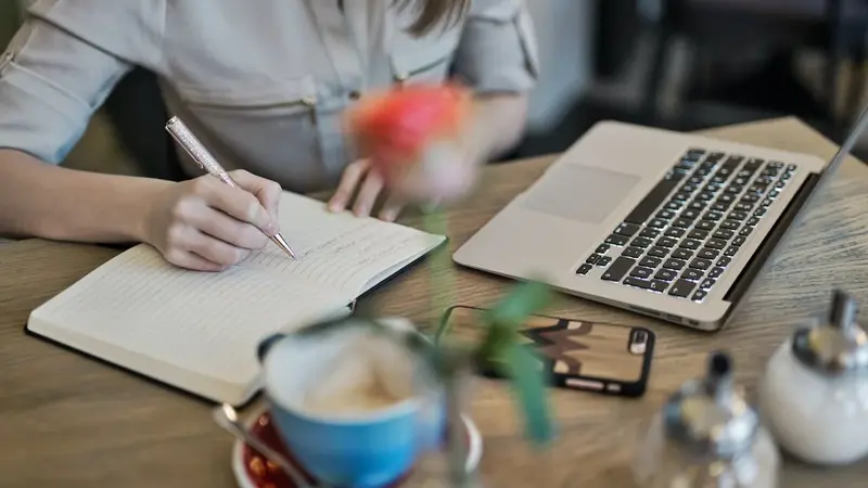 Scrittore freelance al lavoro